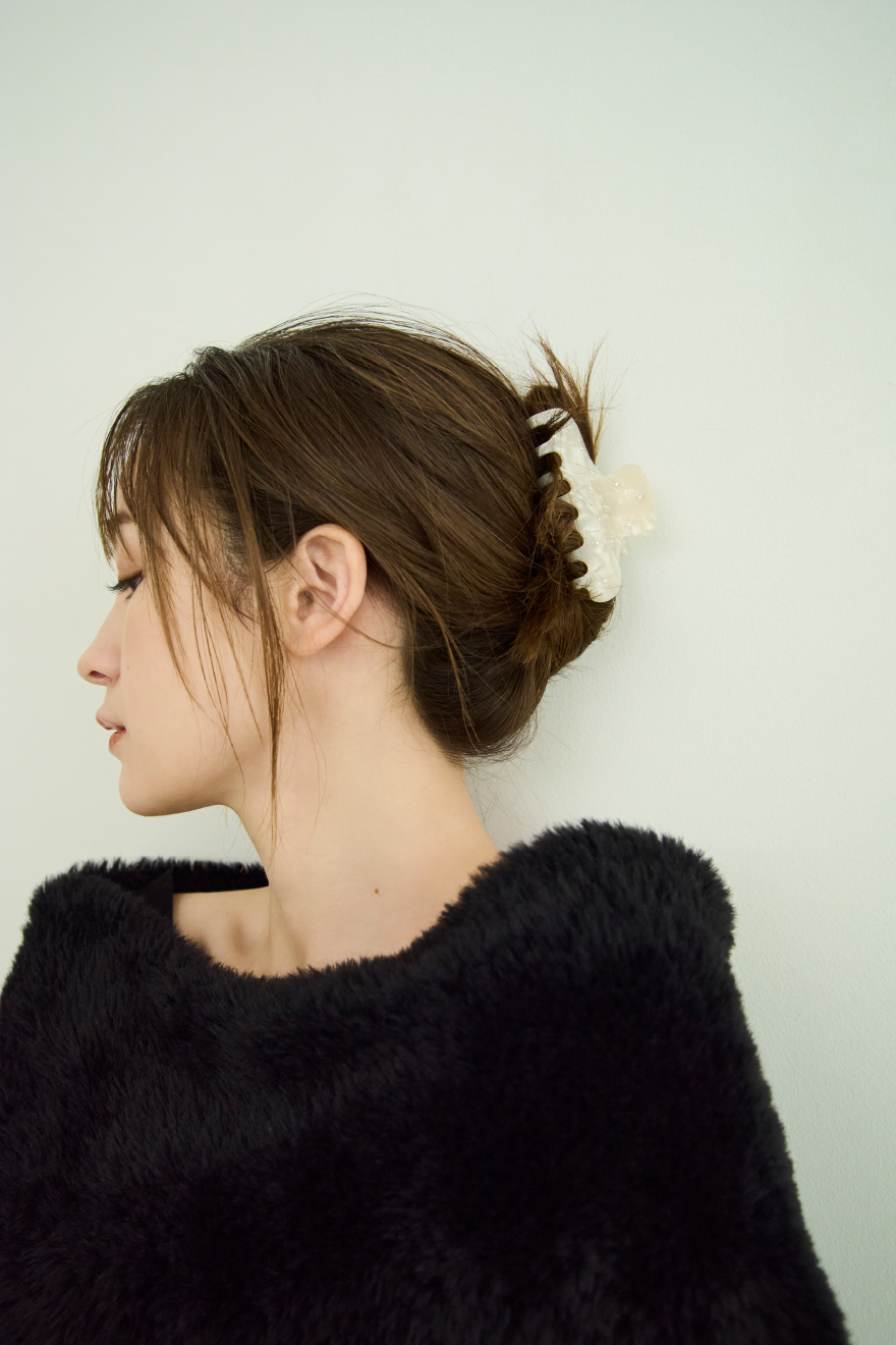 ファーケープニットを着用した女性の画像