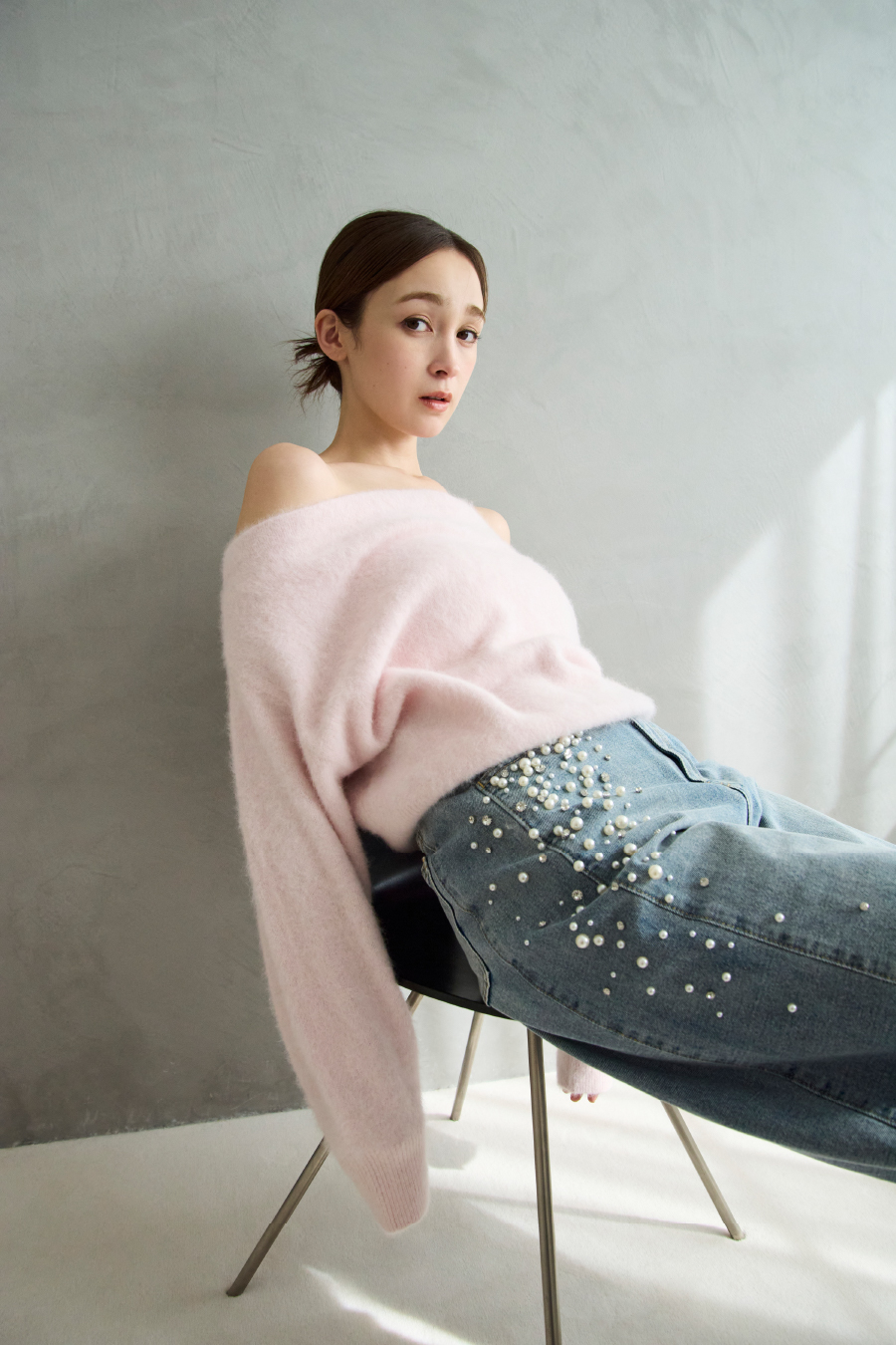 FoxCashオフショルニットトップス・ハイウエストビジューデニムPT・ポインテッドトゥショートブーツを着用した女性の画像