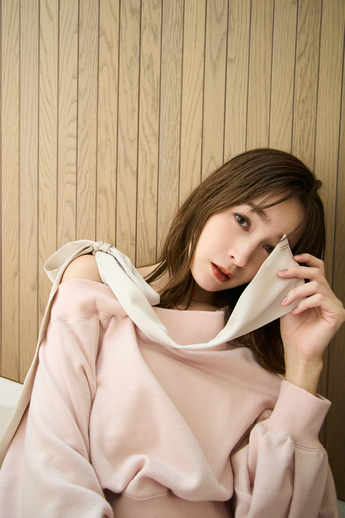 ビッグリボンワンショルカットソーを着用した女性の画像