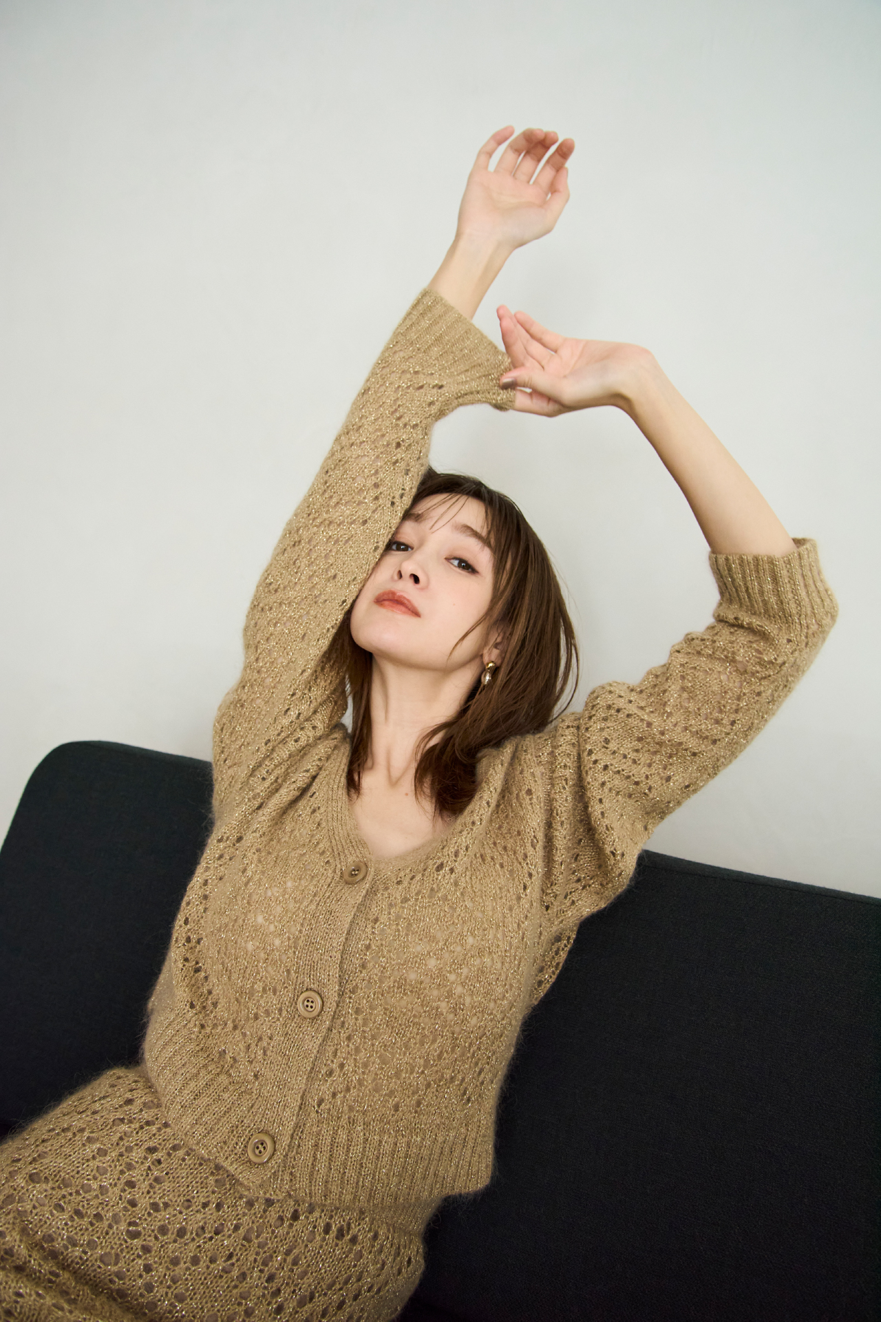 モヘアミックスラメニットカーディガン・モヘアミックスラメニットスカートを着用した女性の画像