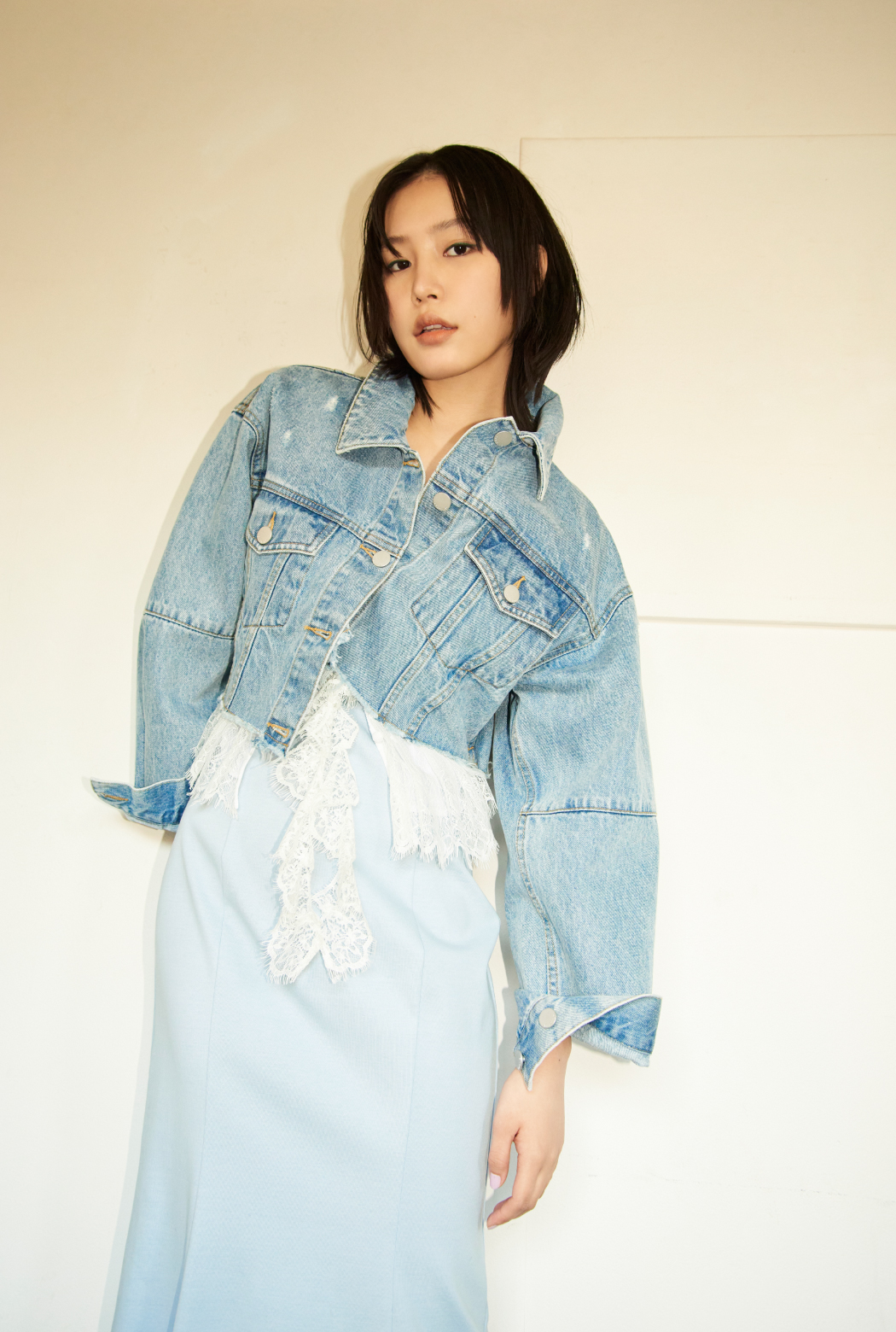 「カラー：BLU、クロップドデニムジャケット」「カラー：WHT、レースギャザーショートブラウス」「カラー：LBLU、カップインマーメイドカットキャミワンピース」「カラー：IVR、メッシュフラットシューズ」を着用した女性