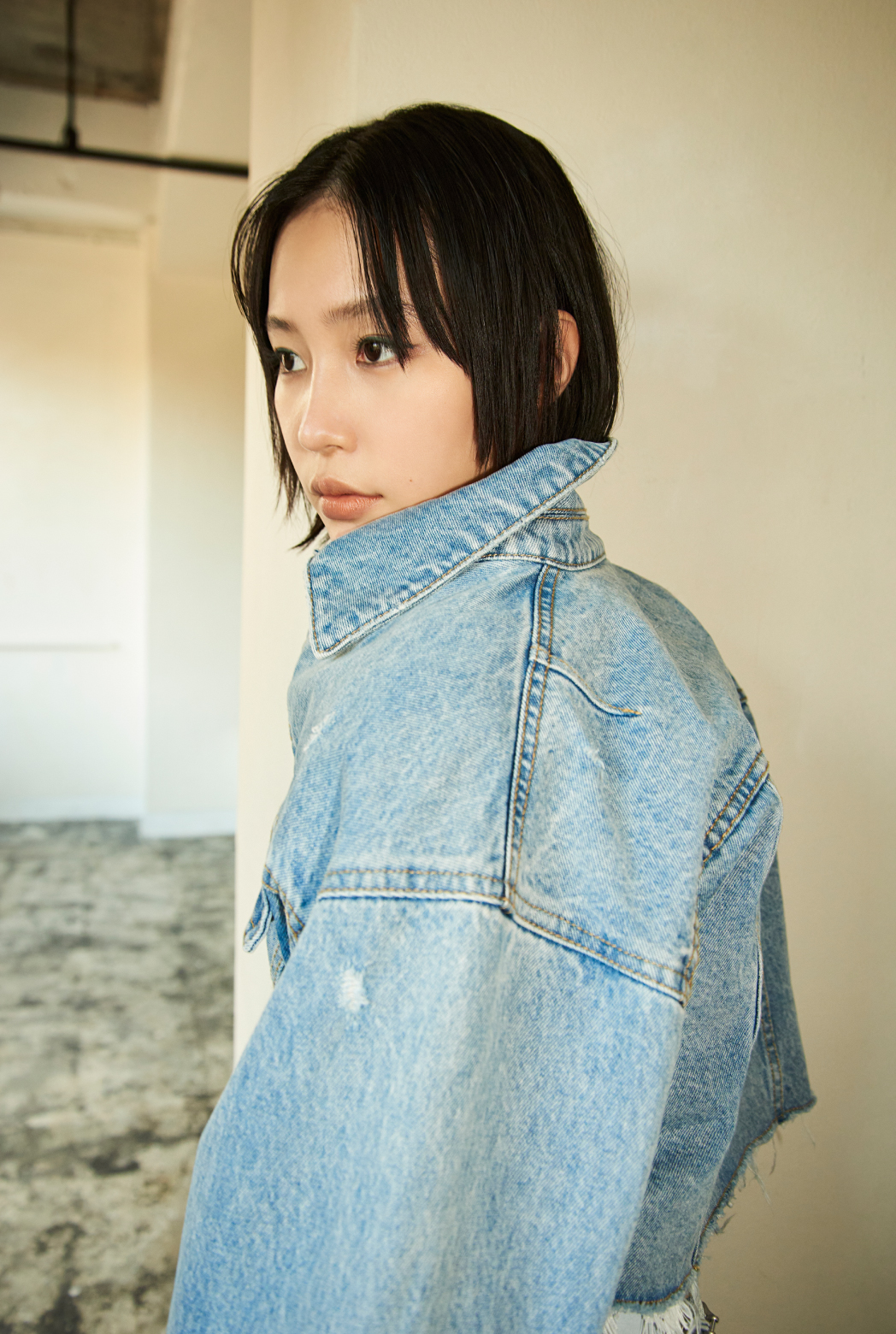 「カラー：BLU、クロップドデニムジャケット」「カラー：WHT、レースギャザーショートブラウス」「カラー：LBLU、カップインマーメイドカットキャミワンピース」「カラー：IVR、メッシュフラットシューズ」を着用した女性