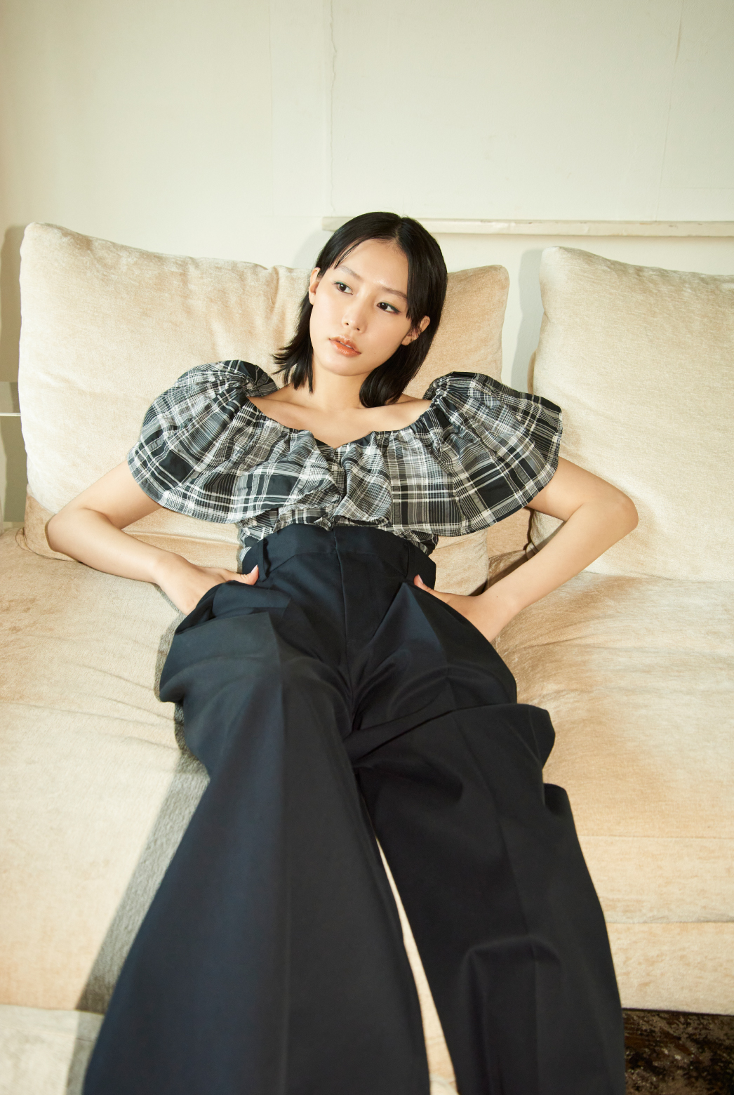 「カラー：BLK,マドラスチェックセパレートワンピース」「カラー：NVY,タックワイドチノパンツ」「カラー：OTHER,メッシュフラットシューズ」を着用した女性