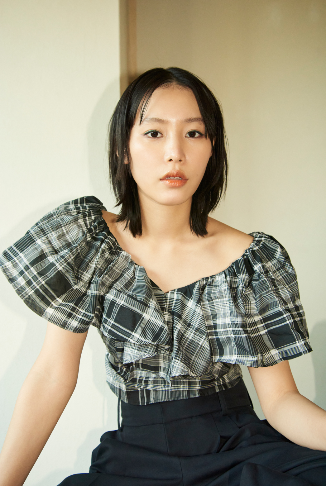 「カラー：BLK,マドラスチェックセパレートワンピース」「カラー：NVY,タックワイドチノパンツ」「カラー：OTHER,メッシュフラットシューズ」を着用した女性