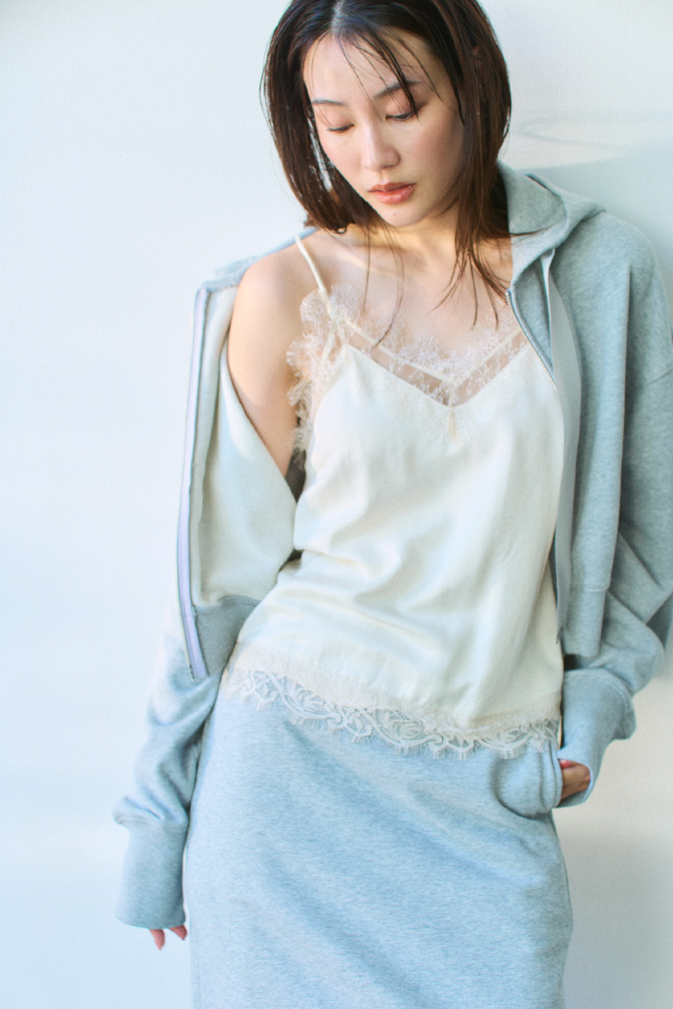 トップス、キャミソール、スカート、イヤリング、シューズを着用した女性