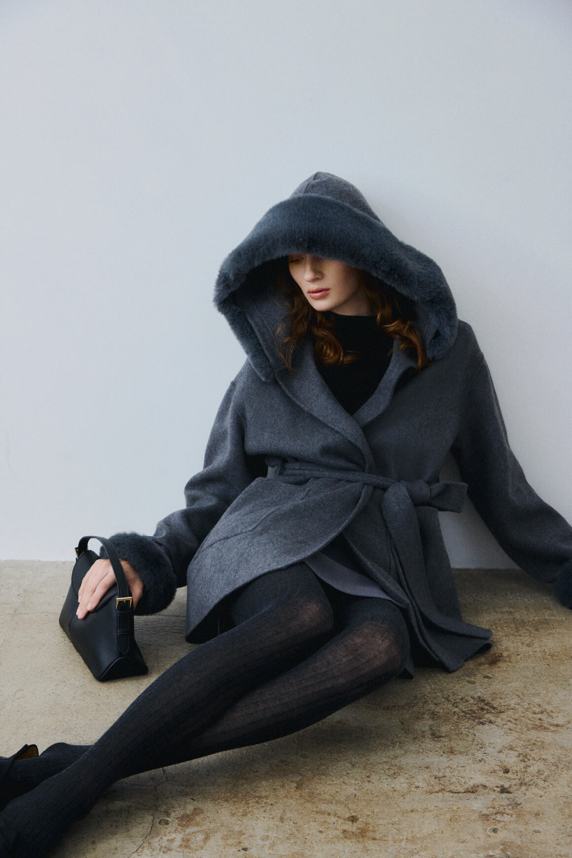 黒色のファーコートを着た女性