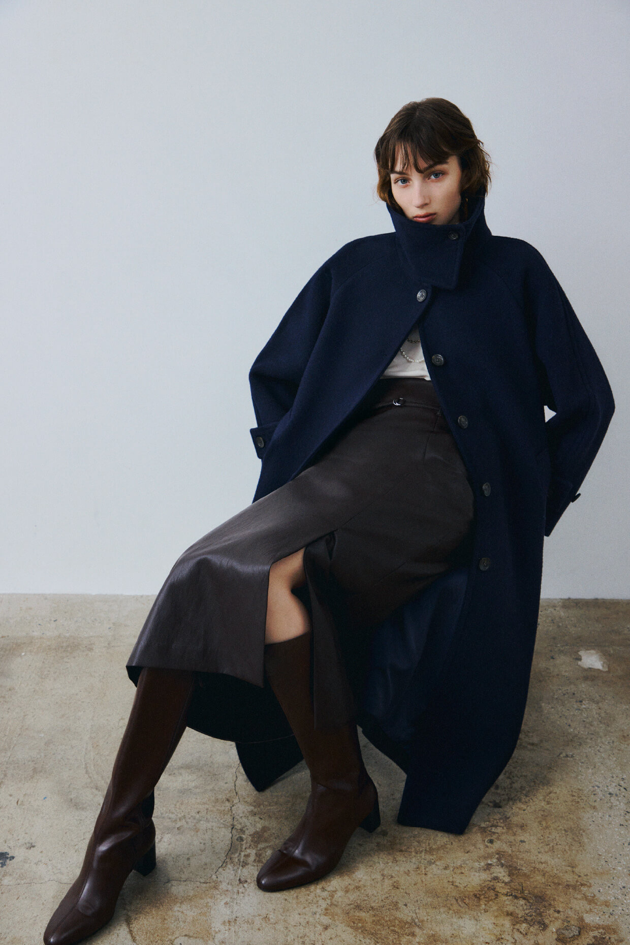 黒色のロングコートを着た女性