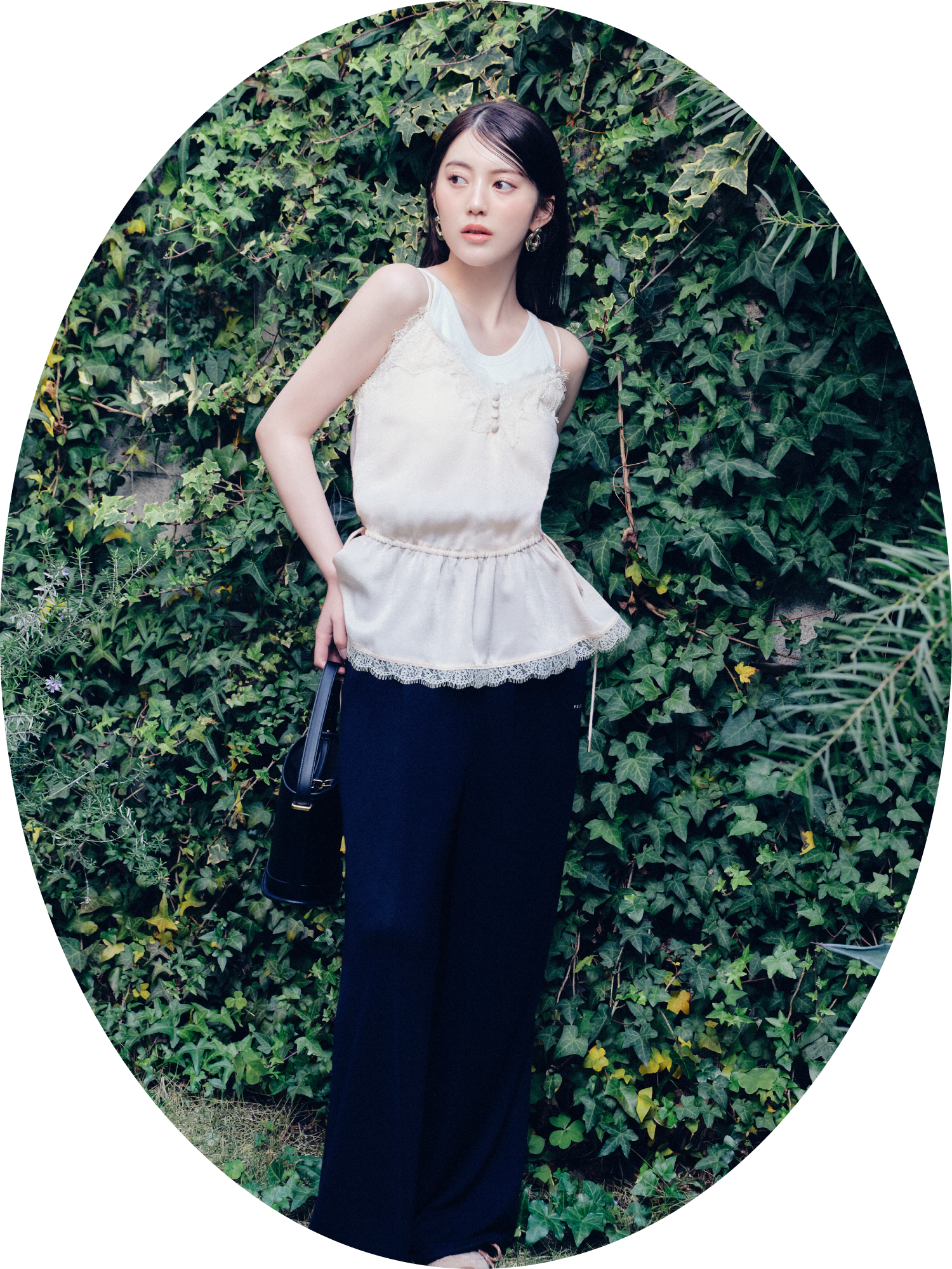 Blouse Tank top Pierced earrings Bag Shoesを着用したモデル
