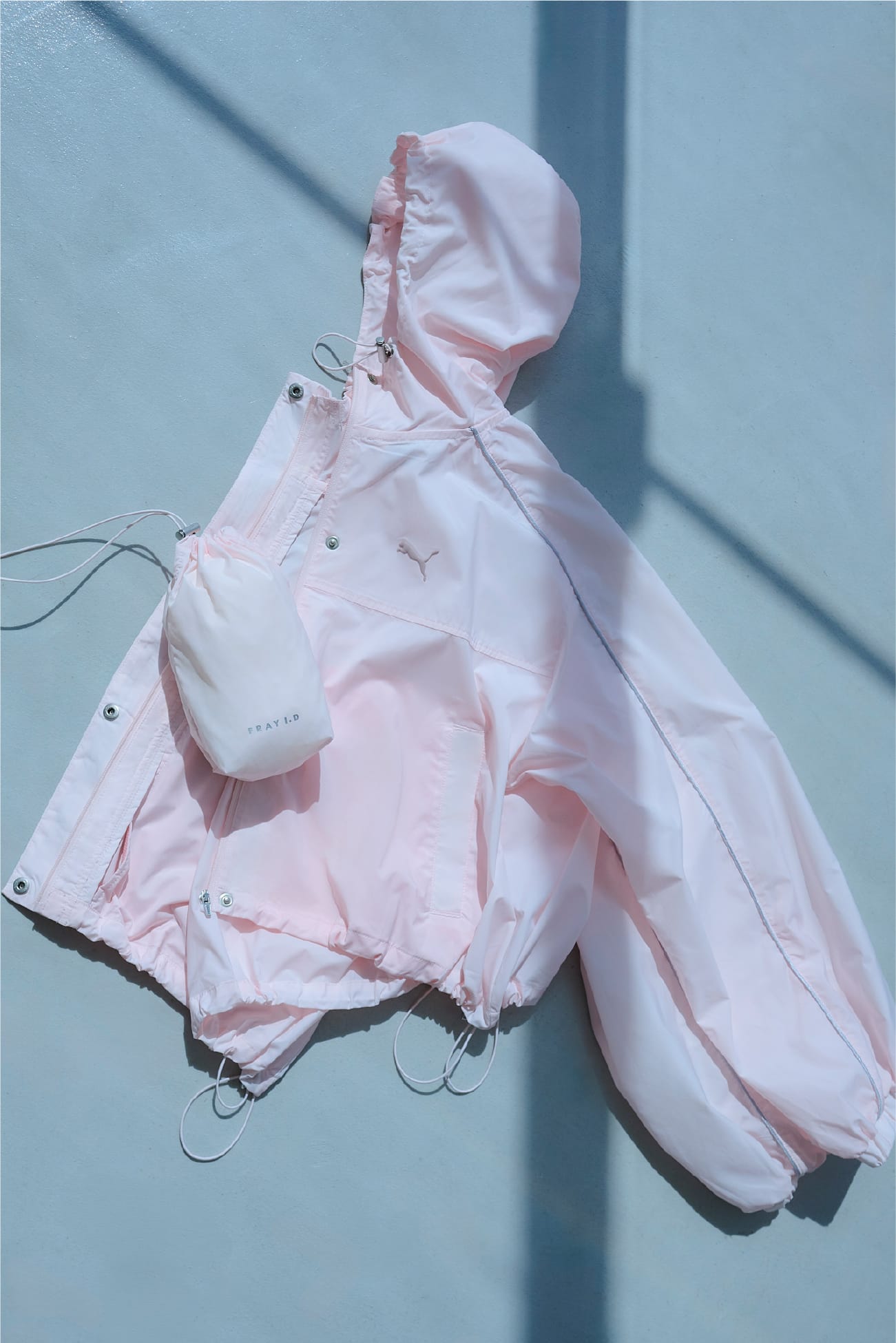 PUMAの白・ピンクのジャケットを巾着に収納したもの