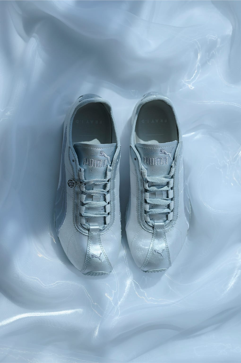 銀色のPUMAシューズの画像 イメージ01