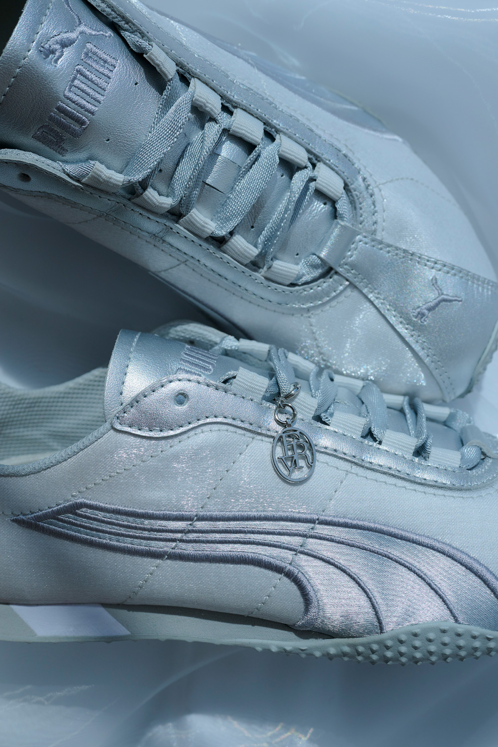 銀色のPUMAシューズの画像 イメージ02