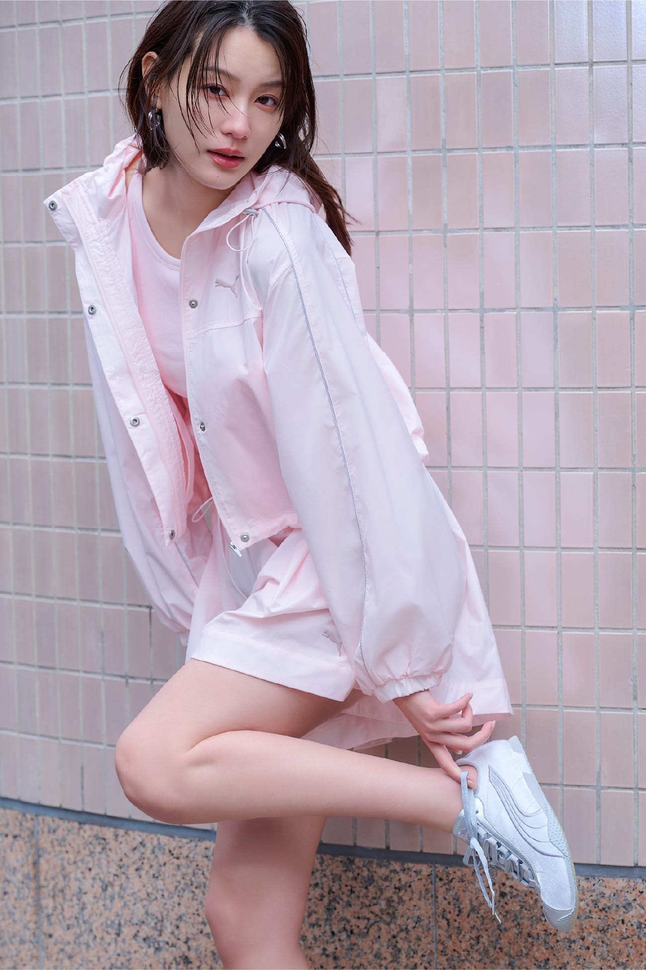 ピンクのジャケットを着た女性 イメージ01