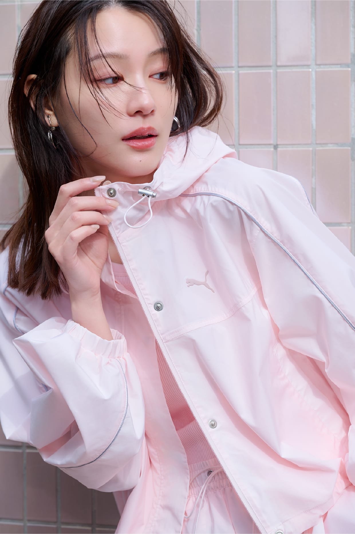 ピンクのジャケットを着た女性 イメージ02