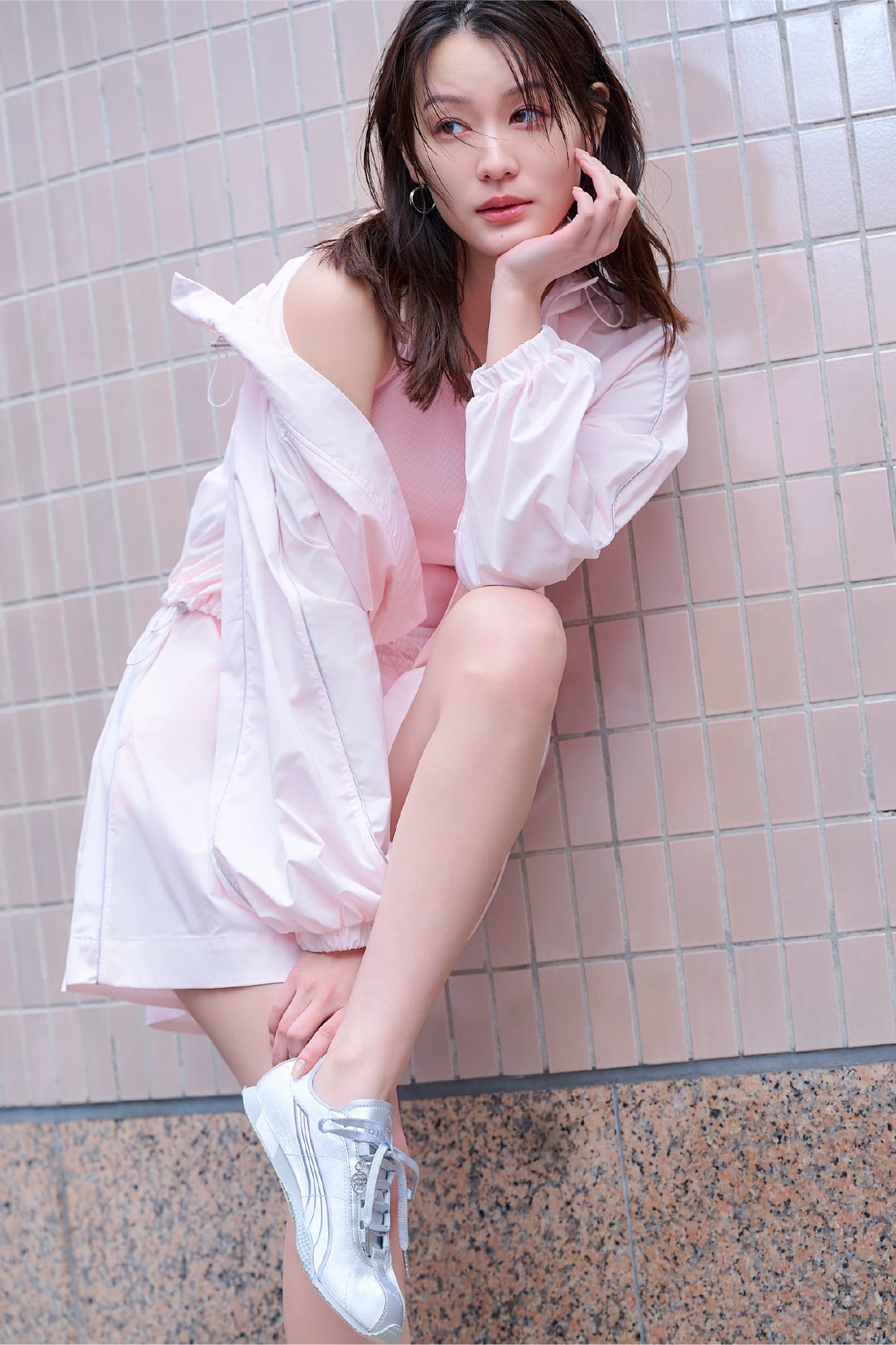 ピンクのジャケットを着た女性 イメージ03