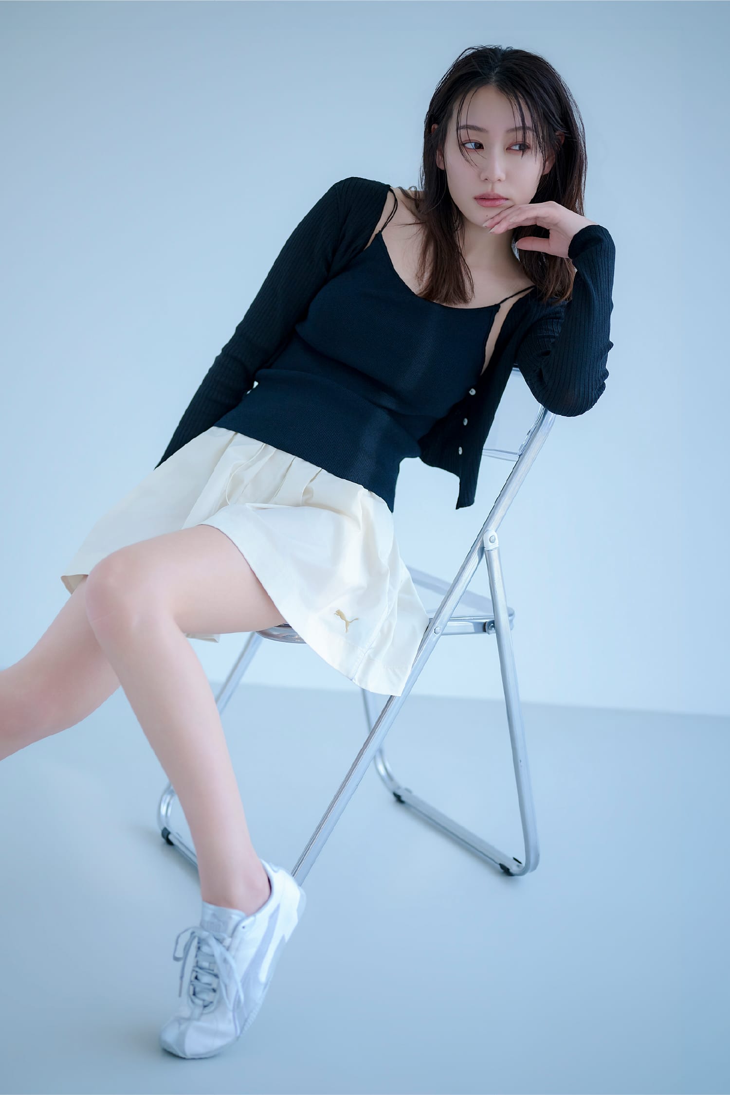 黒いトップスに白いスカートを着た女性 イメージ01