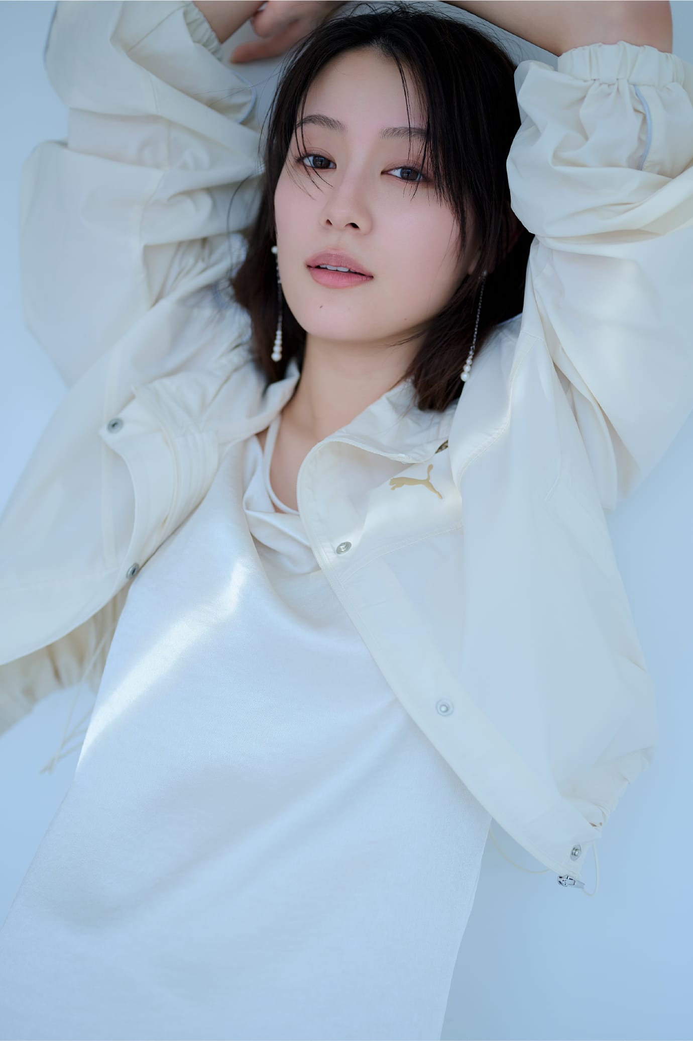 白いジャケットを着た女性 イメージ01