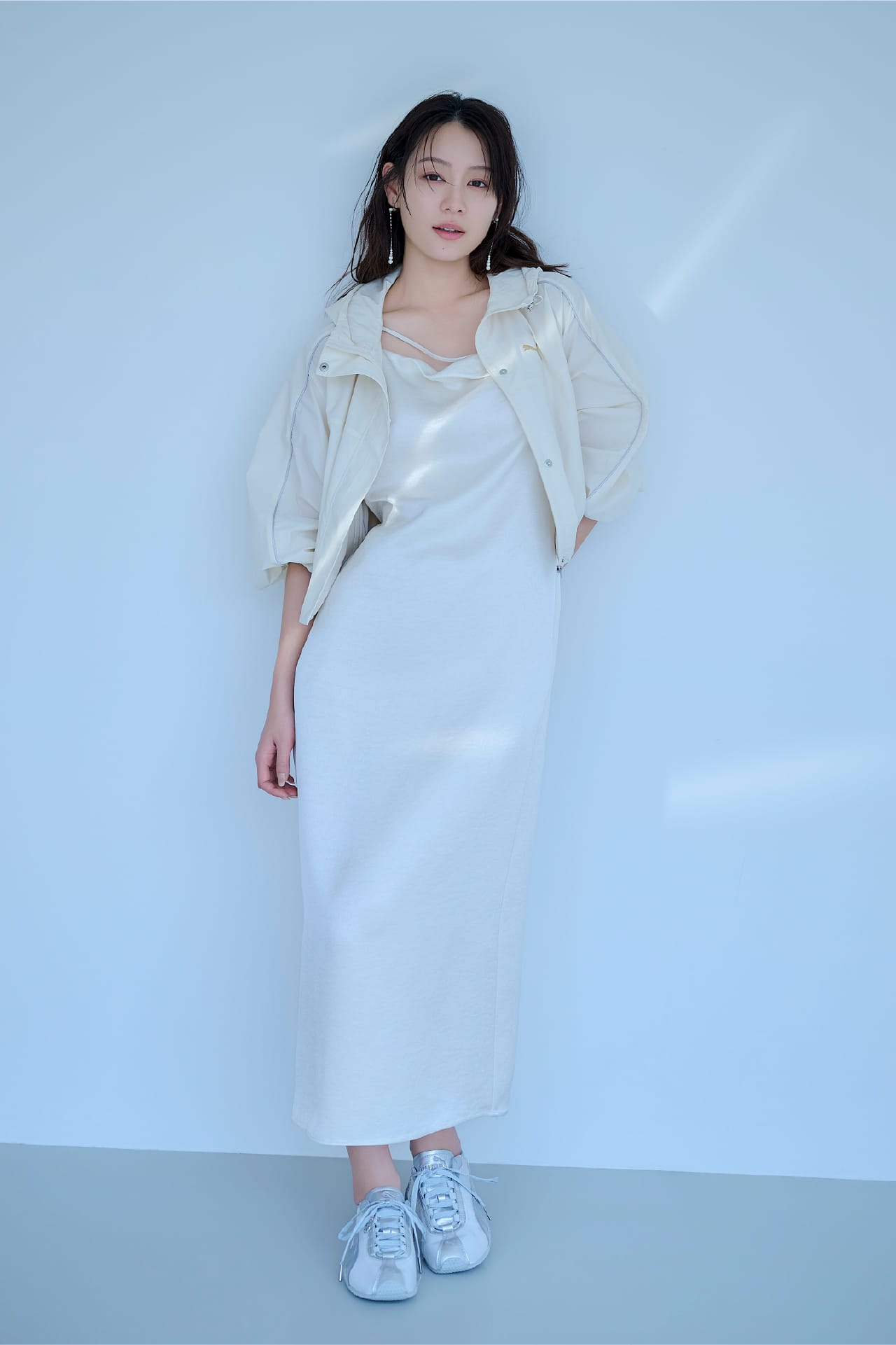 白いジャケットを着た女性 イメージ02