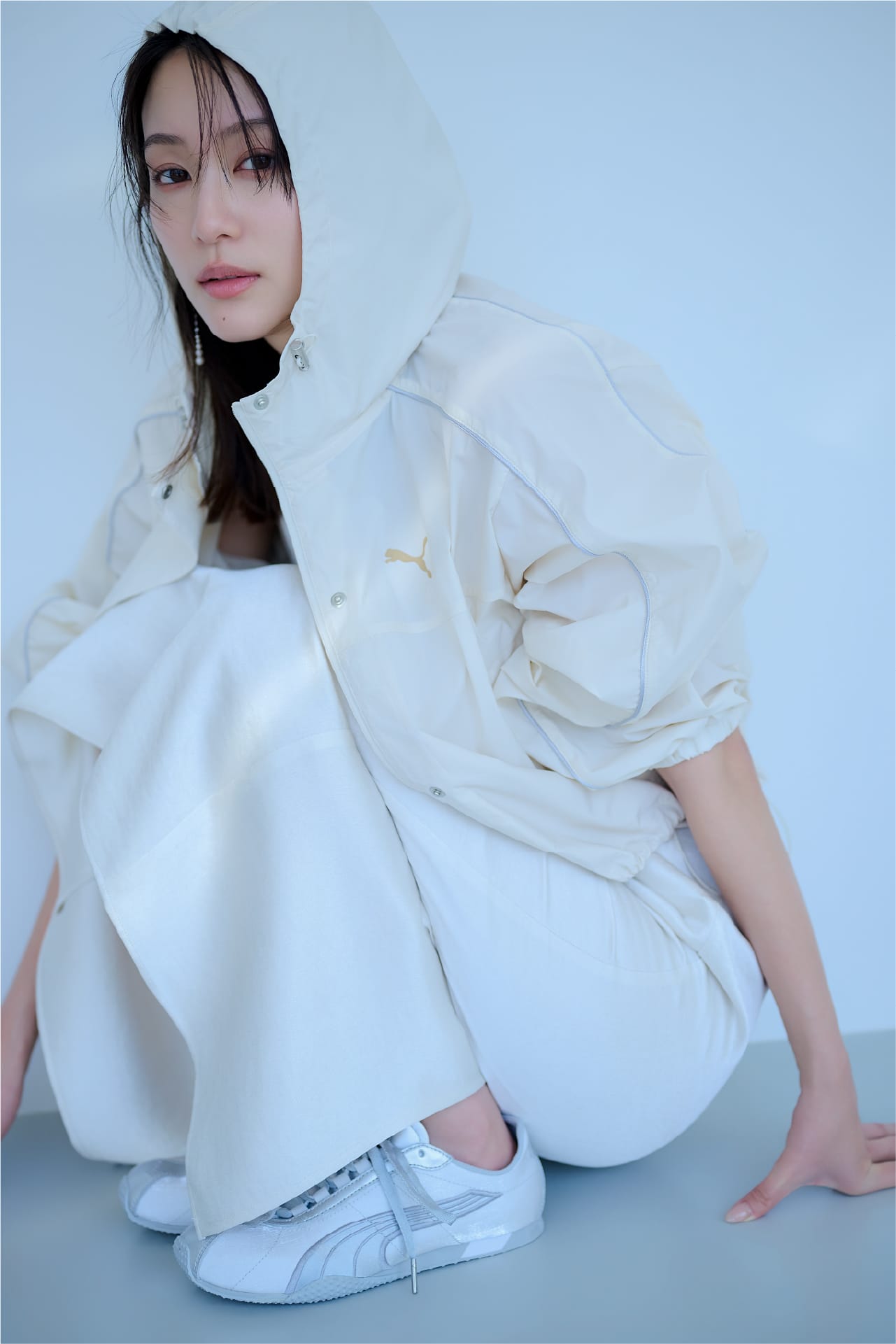 白いジャケットを着た女性 イメージ03