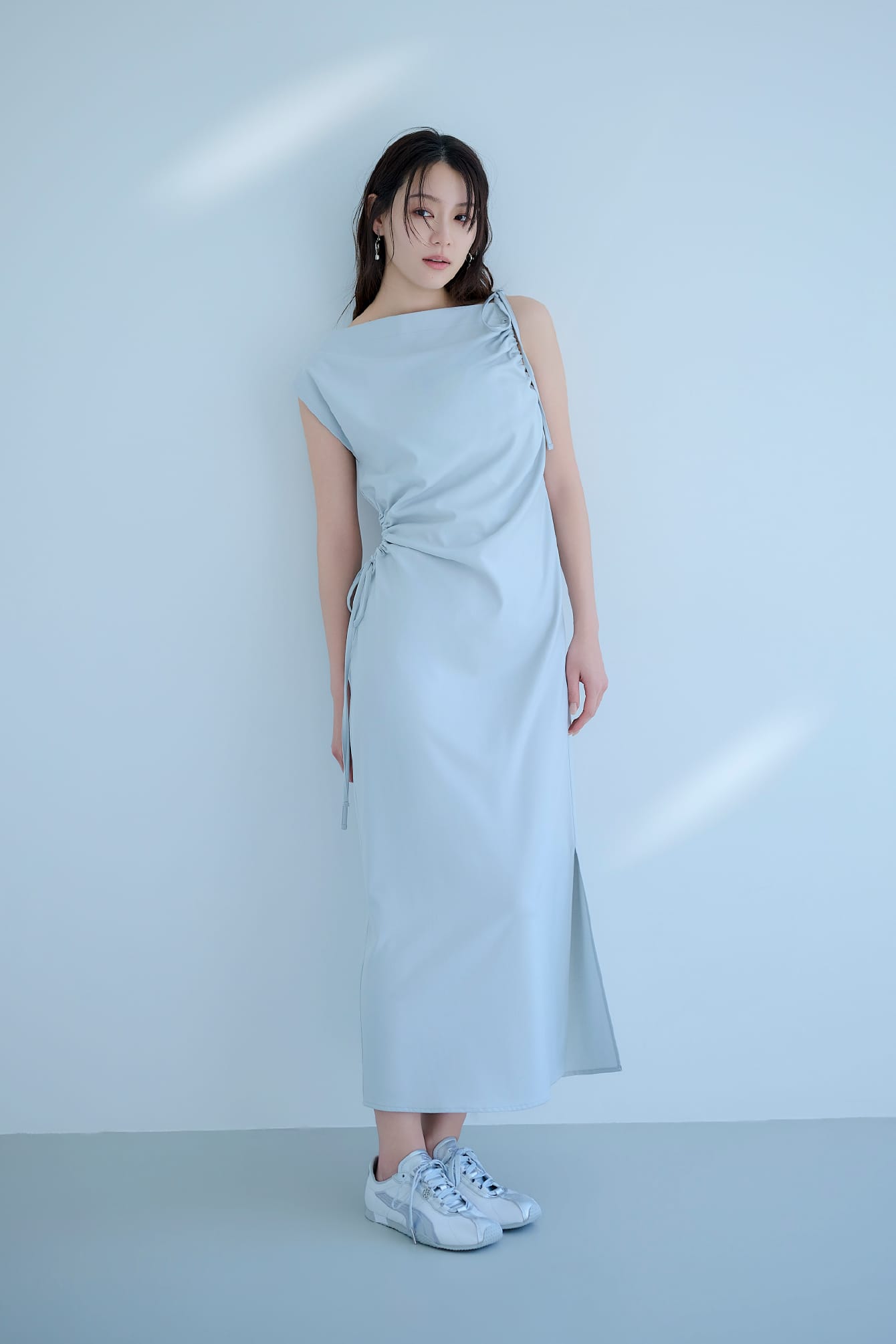 水色のワンピースを着た女性 イメージ01