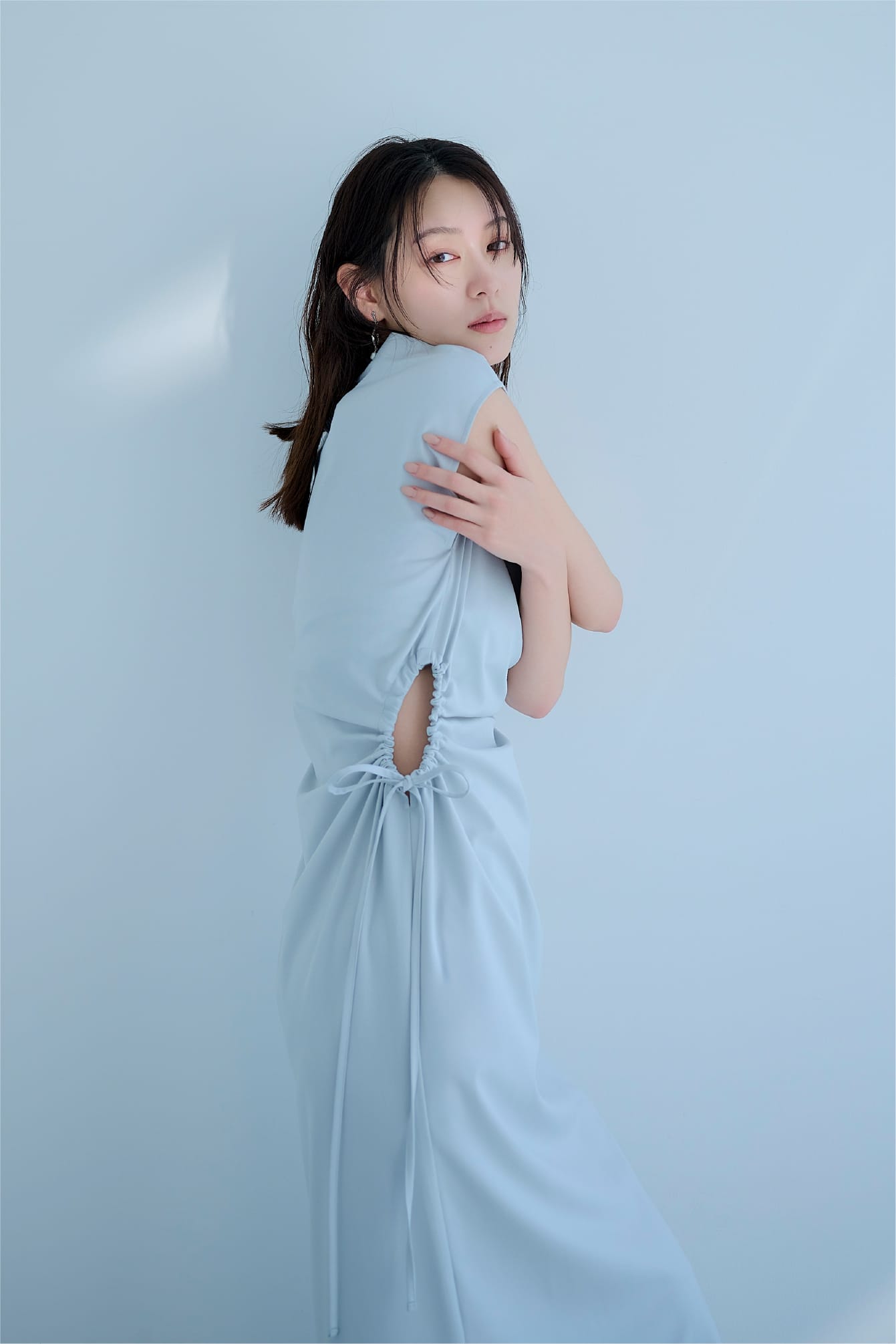 水色のワンピースを着た女性 イメージ02