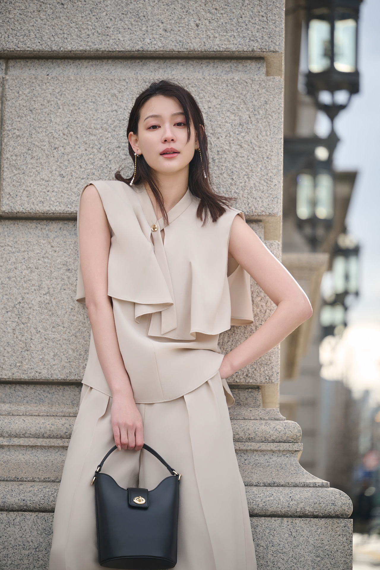 ベージュのジャケットとパンツを着用した女性