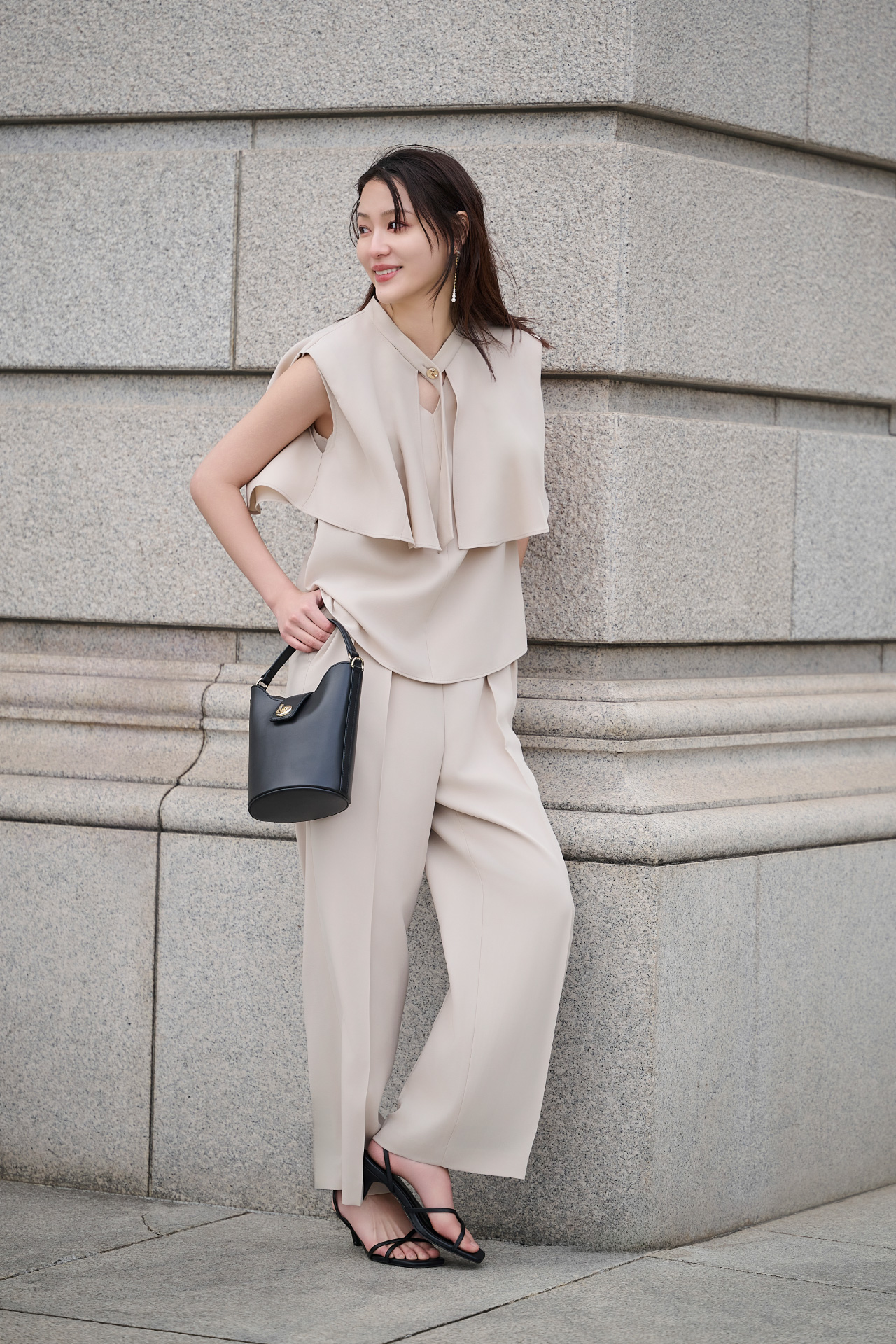 ベージュのジャケットとパンツを着用した女性