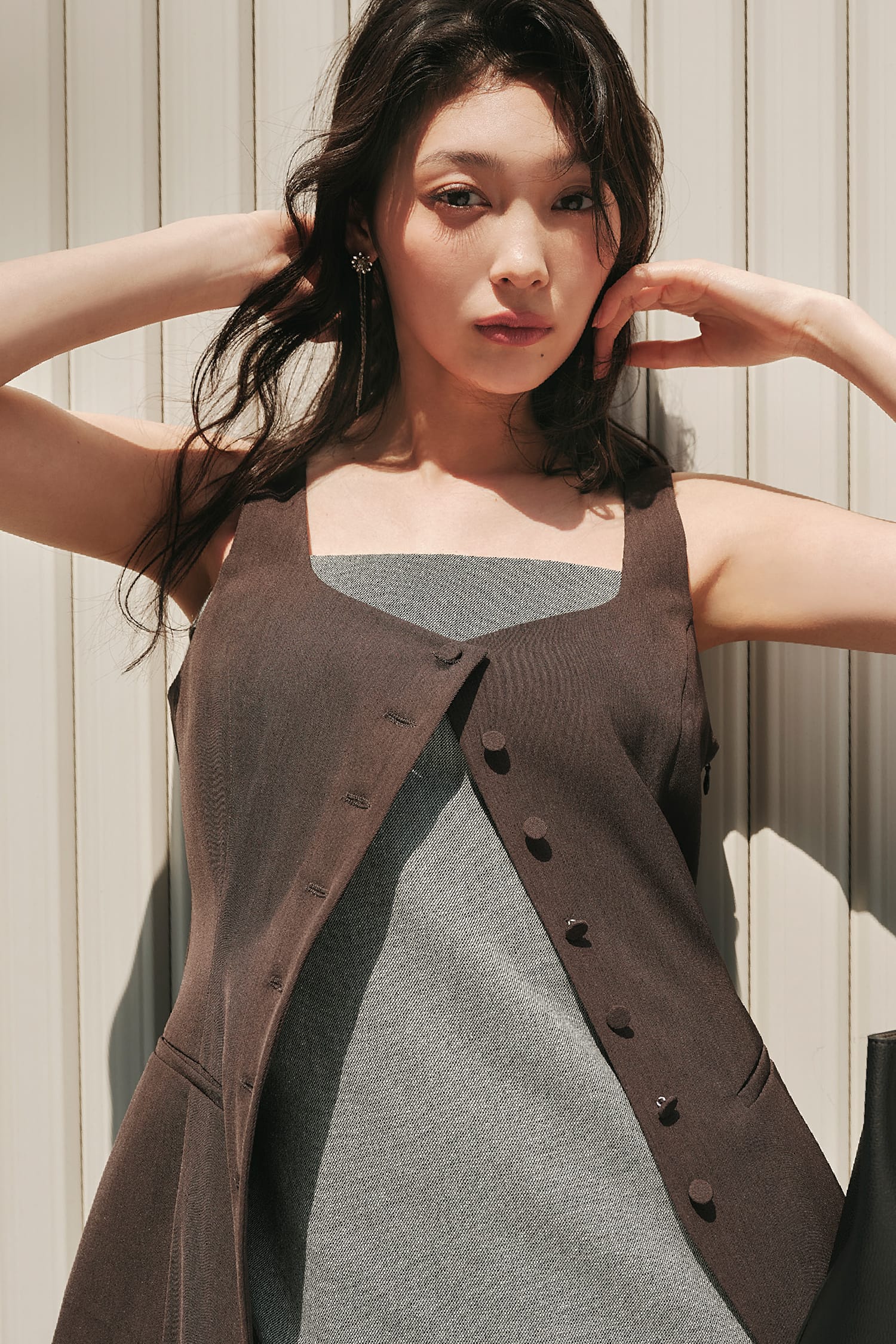 ブラウンとグレーのワンピースを着用している女性