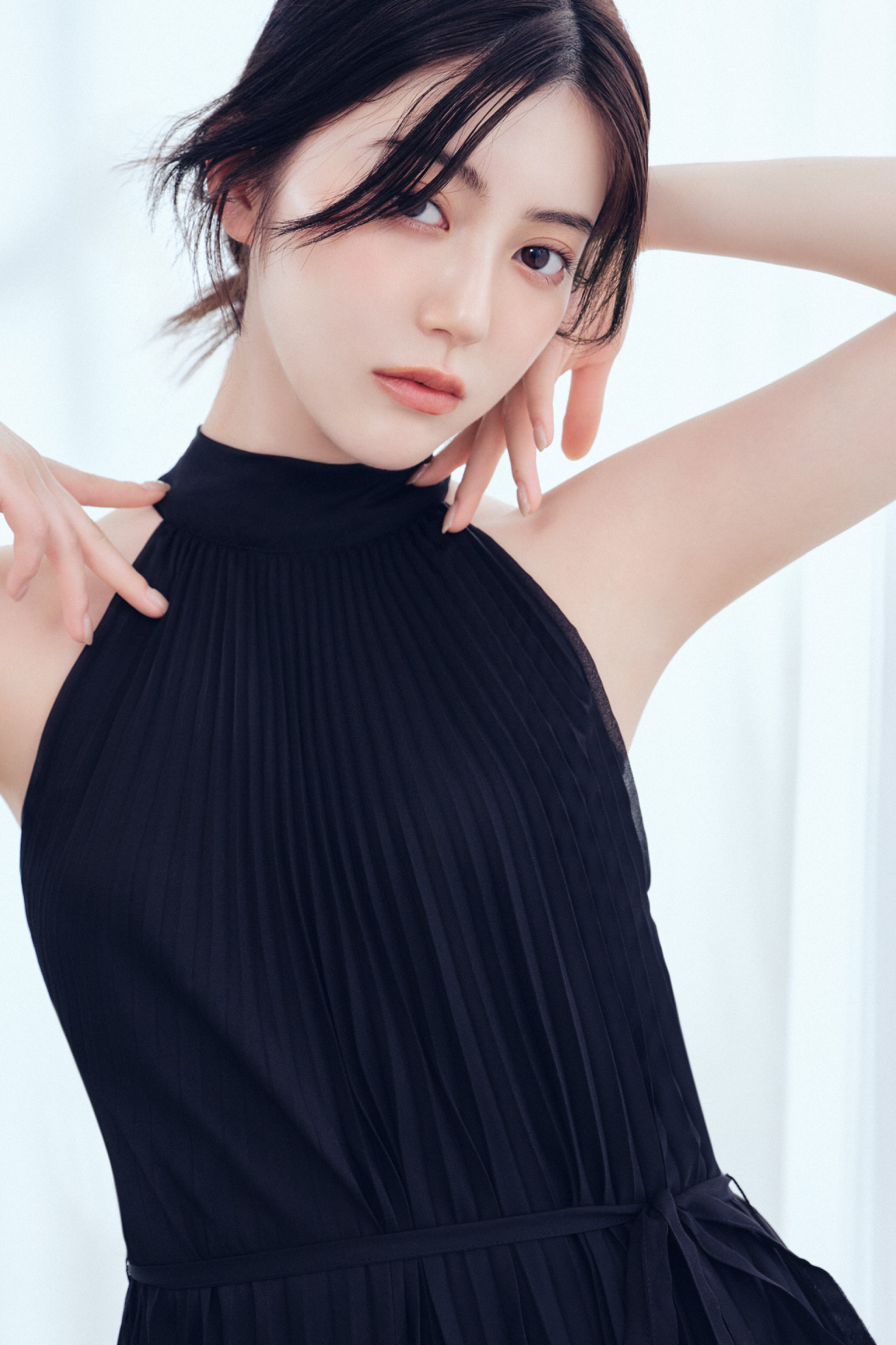 2wayプリーツホルターネックワンピースを着用した女性