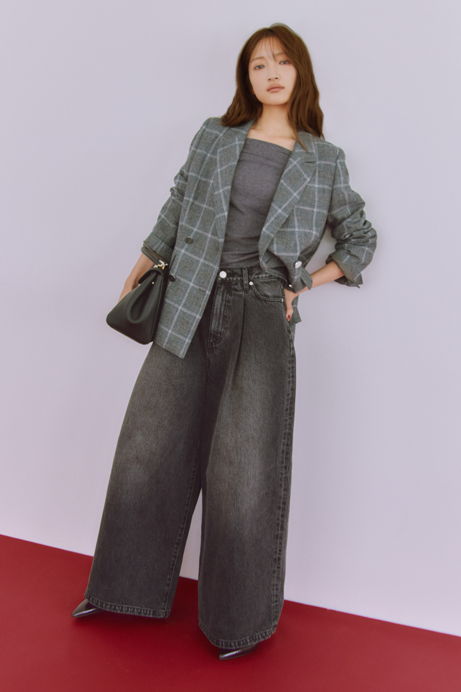 Jacket Tops Pants Bag Shoesを着用したモデル