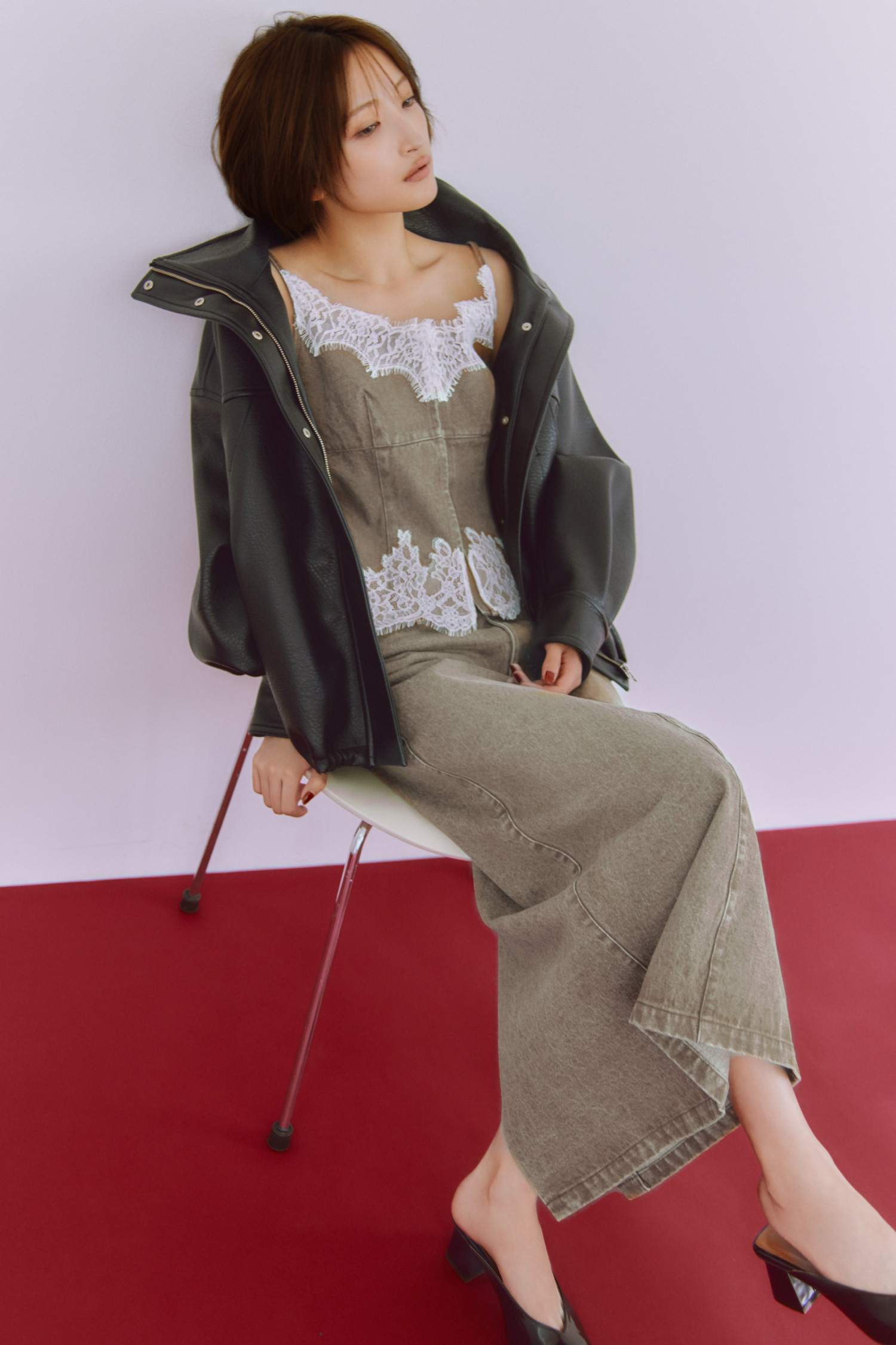 Jacket Blouse Skirt Shoesを着用したモデル