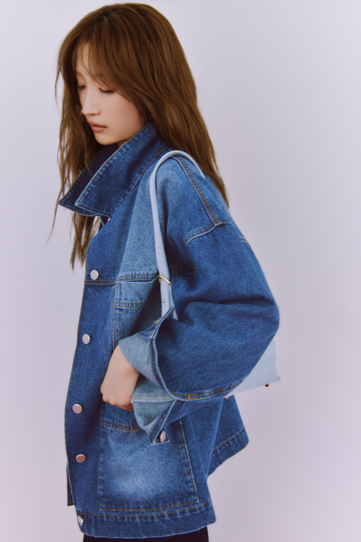 Jacket Knit tops Skirt Shoesを着用したモデル
