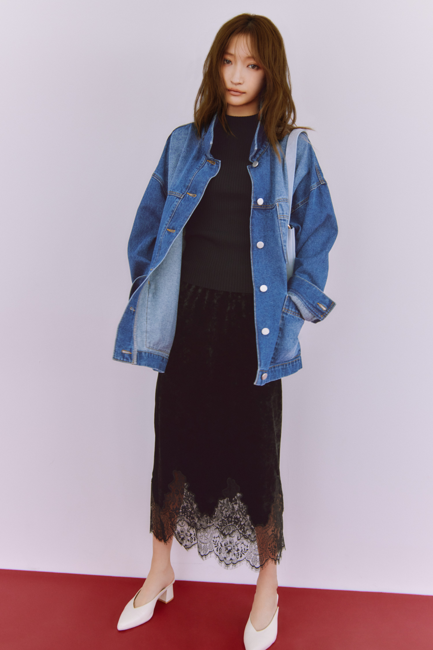 Jacket Knit tops Skirt Shoesを着用したモデル
