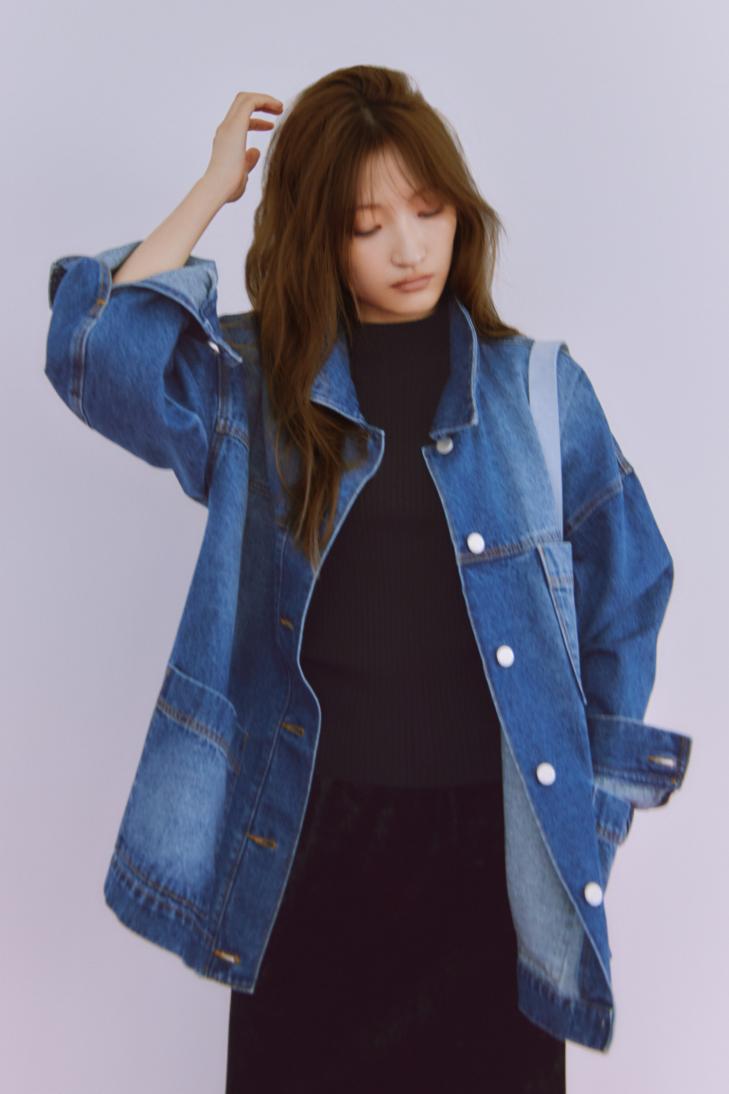 Jacket Knit tops Skirt Shoesを着用したモデル