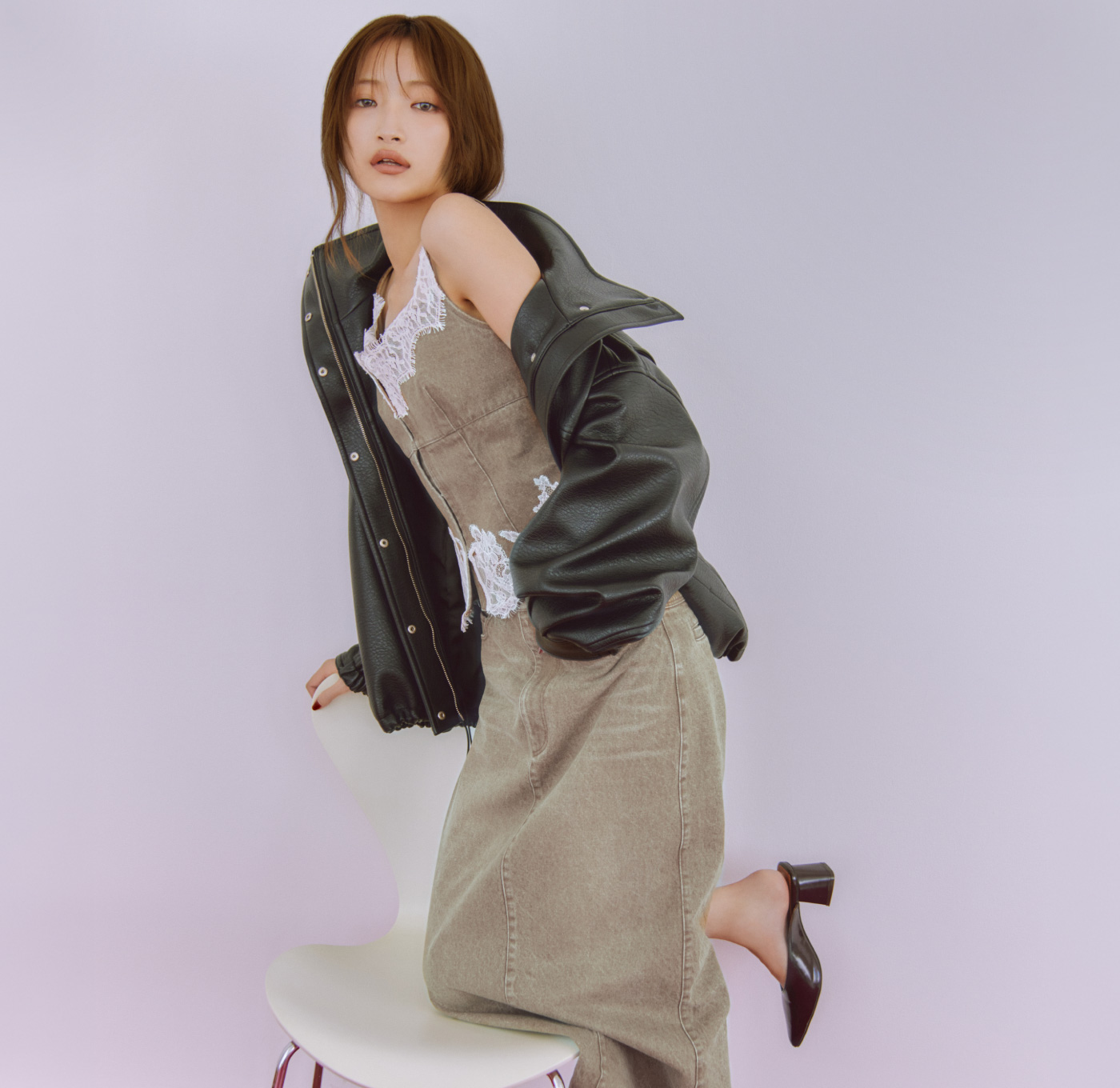 Jacket Blouse Skirt Shoesを着用したモデル